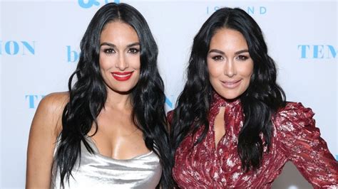 Nikki and Brie Bella Share Pics From Their Nude Maternity。